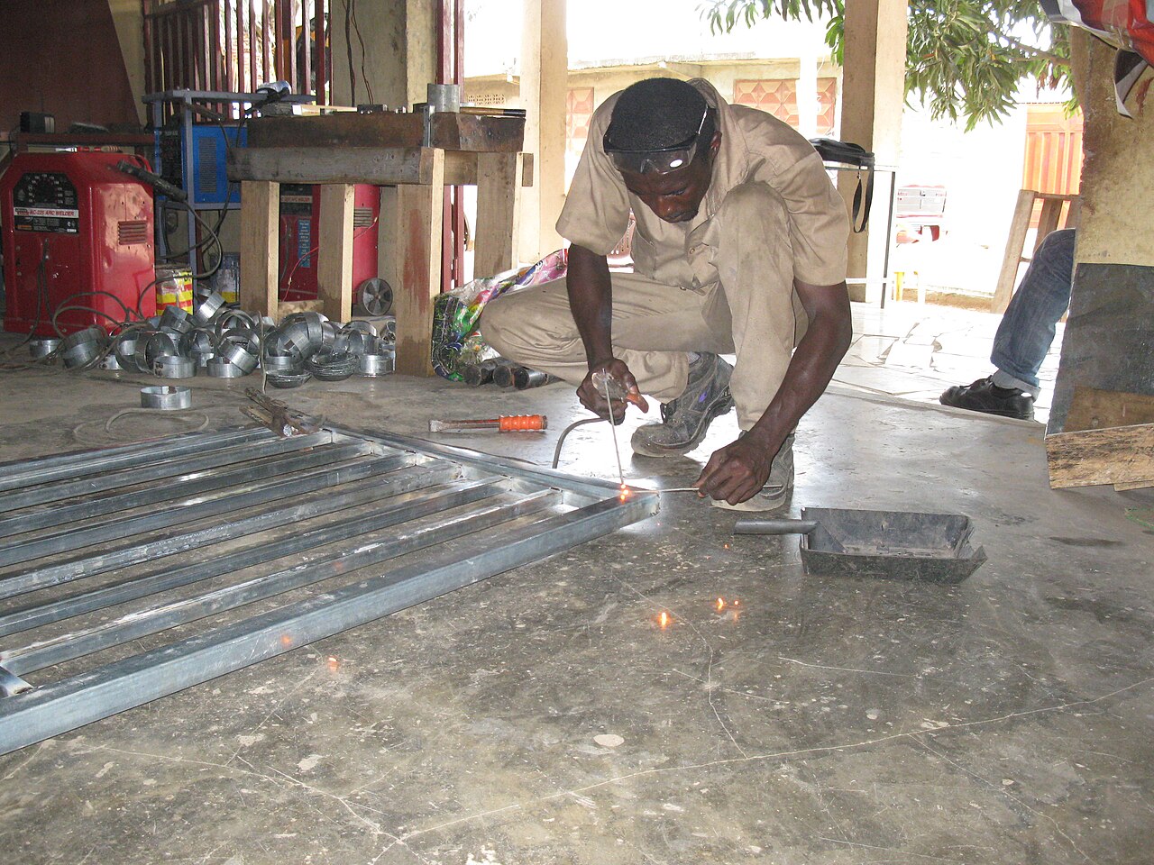 Inspect before painting — paint hides gaps, holes and spatter — Photo: Gkbediako (CC BY-SA 4.0)